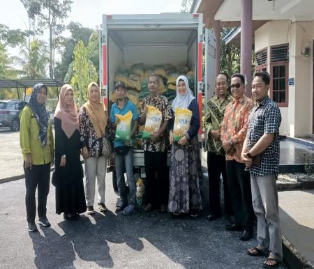Pemkab Bengkalis bersama Bulog melaksanakan Aksi Kamis Siaga yang dilaksanakan di halaman Kantor Camat Bantan (foto/zulkarnain)